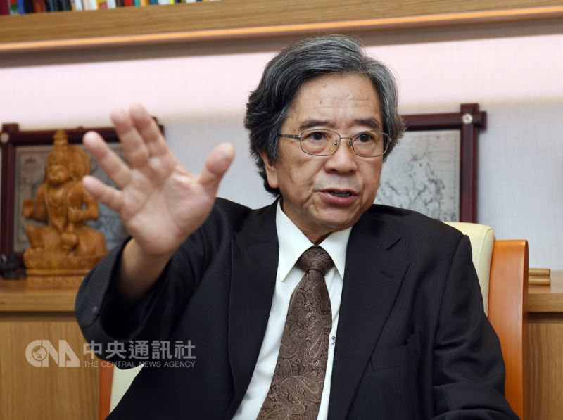 長年研究東南亞的台灣亞洲交流基金會董事長蕭新煌在 接受中央社專訪時表示,台亞基金會的5個重要計畫都 是「以人為本位」,與政府是互補的角色。 中央社記者施宗暉攝 107年9月15日