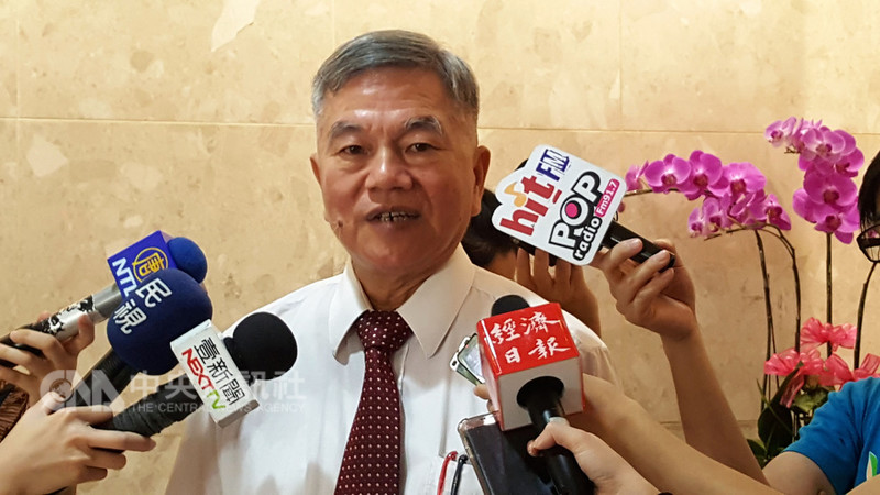 外媒報導美國擬對中國2000億美元貨品加徵關稅稅率可能降至10%,經濟部長沈榮津17日表示,目前表達返台需求的20家業者意願應不會受此影響而改變返台規劃。中央社記者廖禹揚攝 107年9月17日