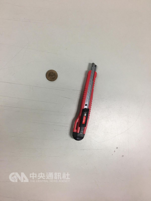 北捷台北車站17日晚間發生民眾遭人持刀割傷事件,警方迅速逮捕犯嫌王姓女子,經查王女領有身心障礙手冊,由醫師進行鑑定後依精神衛生法強制送醫治療,圖為警方查扣犯案用的美工刀。(台北市警察局中正第一分局提供)中央社記者黃麗芸傳真 107年9月17日