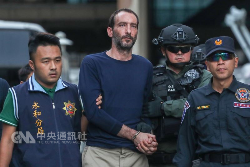 涉嫌在台灣將加拿大籍男子顏柏萊(RamgahanSanjayRyan)殺害及分屍的其中一名美國籍犯嫌孫武生(左2)18日接受警方筆錄偵訊,傍晚移送新北地檢署。中央社記者裴禛攝 107年9月18日