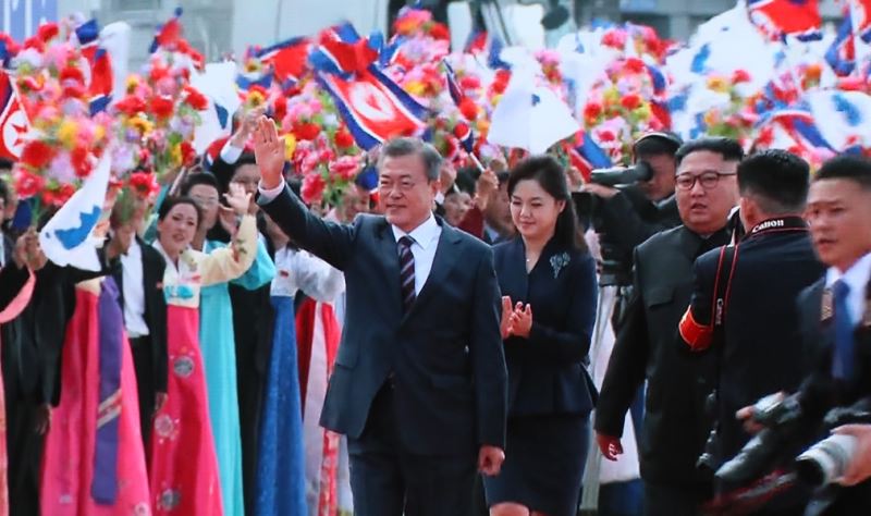 南韓總統文在寅（圖中揮手者）18日抵達北韓首都平壤，與北韓領導人金正恩展開第3次的高峰會談，試圖重啟北韓與美國之間停滯不前的非核化談判。（韓聯社提供）