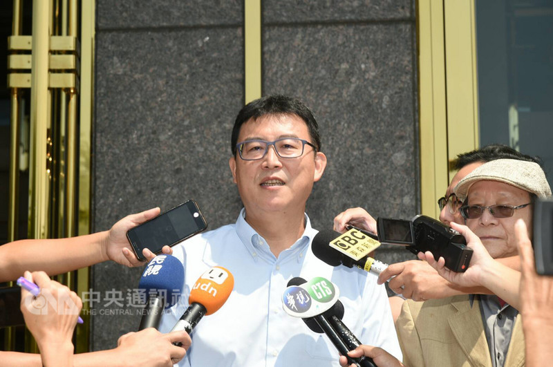 民進黨台北市長參選人姚文智(左)19日到高雄拜訪前總統陳水扁。姚文智說,陳水扁欣然允諾出任他選舉及未來市政最高顧問,相信會在剩下的選舉期間給他寶貴的選戰經驗。中央社記者王淑芬攝 107年9月19日