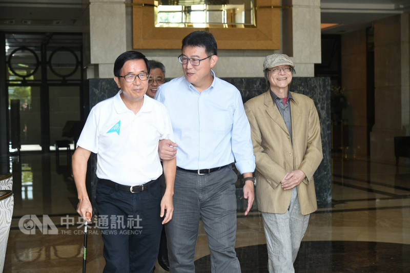 台北市長參選人姚文智(前中)19日由媒體人金恆煒(右)陪同到高雄拜訪前總統陳水扁(前左),尋求支持,陳水扁允諾出任姚文智選舉及未來市政最高顧問。中央社記者王淑芬攝 107年9月19日