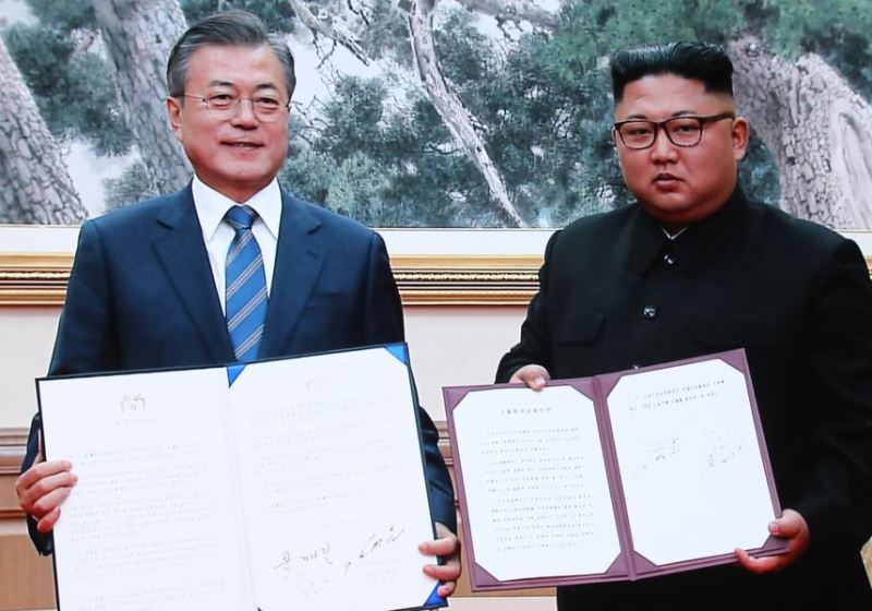 南韓總統文在寅(左)與北韓領導人金正恩(右)19日上午簽署「平壤宣言」。(韓聯社提供)