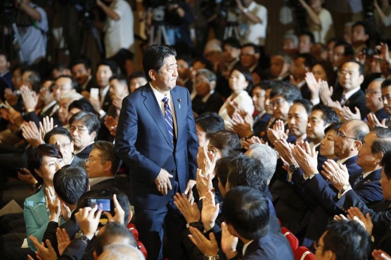 日本執政黨自民黨20日舉行總裁選舉,尋求3連任的首相安倍晉三(站立者)以553票成功擊敗對手石破茂的254票。(共同社提供)