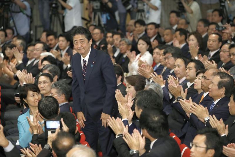 日本執政黨自民黨20日舉行黨魁選舉,現任黨魁也是首相的安倍晉三(站立者)大贏前幹事長石破茂。(共同社提供)