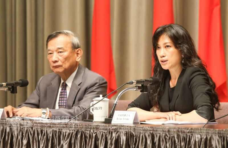 行政院發言人KolasYotaka(谷辣斯.尤達卡)(右)20日主持行政院院會後記者會。圖左為法務部次長陳明堂。中央社記者謝佳璋攝107年9月20日