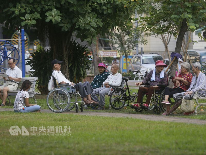 內政部21日公布106年簡易生命表,國人的平均壽命為80.4歲,創歷年新高。(中央社檔案照片)
