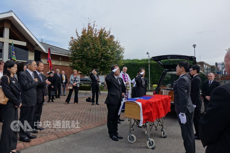英國老兵費茲派翠克葬禮20日在英國里茲舉行,4名國防部在英進修軍官以中華民國國旗覆棺。劉偉民(左3)與駐英代表林永樂(左2)到場致意。中央社記者戴雅真里茲攝107年9月21日