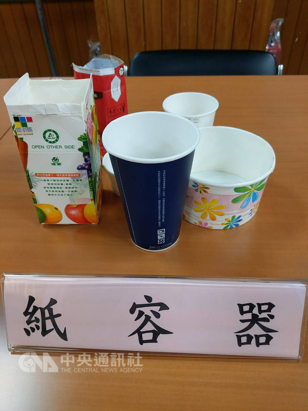 便當、飲料等餐盒是可回收資源的紙餐具,由於數量龐大,國內僅一家業者能處理回收,其餘全進了焚化爐,由全民負擔,形成台灣環境和循環經濟的大漏洞。中央社記者韋樞攝107年9月23日