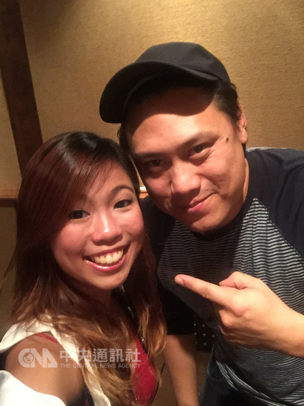 電影「瘋狂亞洲富豪」中演唱中英文主題曲的華裔女孩CherylK受到好萊塢關注。她因試鏡短片中一段15秒的清唱，獲得台裔導演朱浩偉（右）青睞，在片中演唱改編自披頭四的Money（That