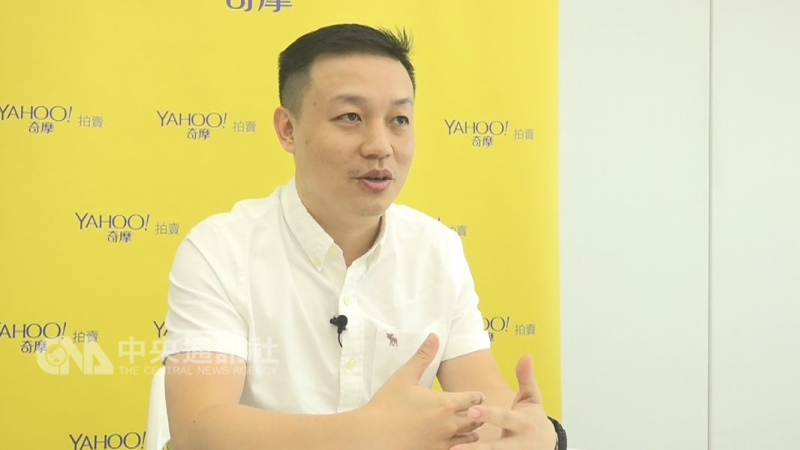 雅虎拍賣平台資深總監蔡篤豪表示,直播拍賣以高單價精品賣得最好,主要是直播可以360度展示商品,加上觀看人數多,會有競價心理,大家也覺得商品可以信任。中央社記者黃大維攝 107年9月23日
