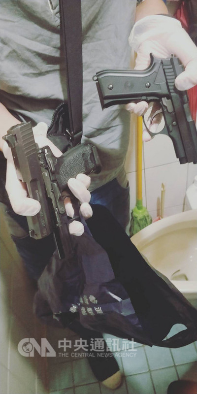 台北市萬華區梧州街23日晚間驚傳槍擊案，警方循線追查，24日下午逮捕犯嫌施姓男子，並查獲兩把槍枝，訊後將施男依法送辦。（台北市警察局萬華分局提供）中央社記者黃麗芸傳真　107年9月24日