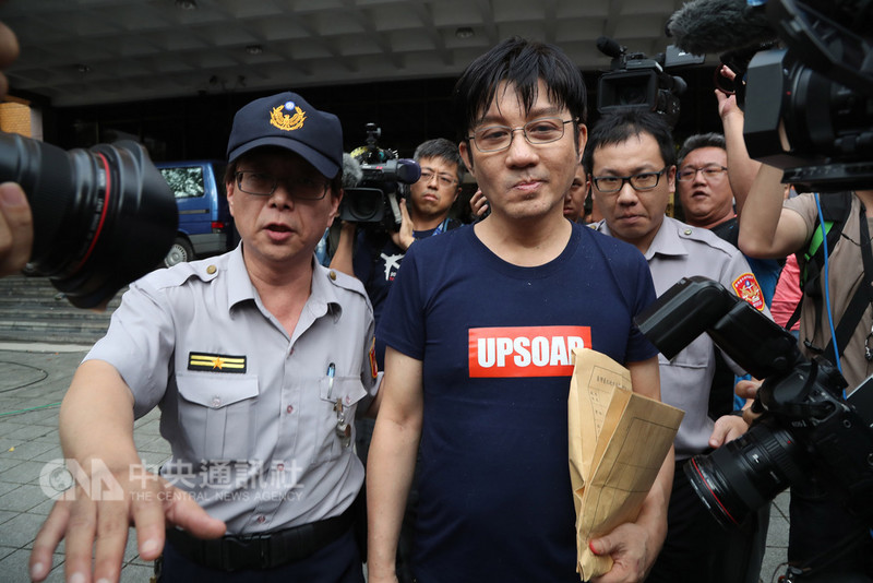 歌手江明學（前右）25日凌晨被警方臨檢，遭查獲攜帶安非他命毒品，移送法辦，北檢訊後先以3萬元諭令交保，後來改限制住居請回。中央社記者張皓安攝　107年9月25日