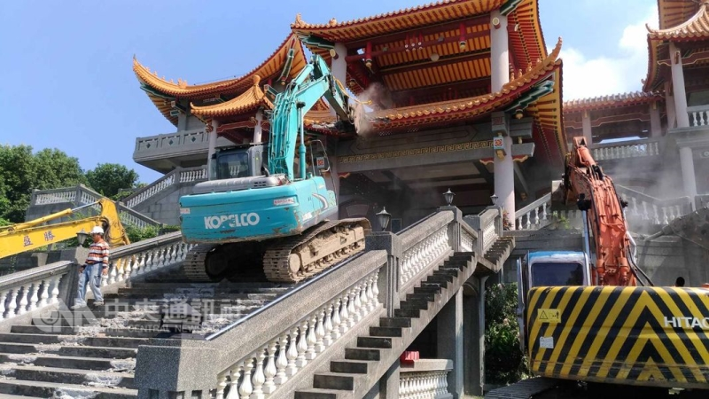 彰化二水鄉的碧雲禪寺違建26日上午10時開拆,14部機具同時拆除正殿違建物到後殿左右廂房,建商魏明仁趕在拆除前離開現場。中央社記者蘇木春攝107年9月26日