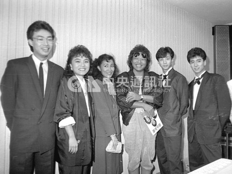 民國84年由中視公司策劃的「愛心之夜」晚會在台北中華體育館舉行,費玉清(左起)、蕭孋珠、日本的歌星伊東尤嘉莉、張菲等人一致表示,要為殘障朋友盡最大的心力演出。(中央社檔案照片)