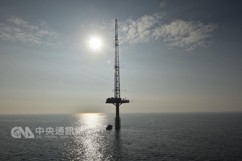 海事工程是台廠搶食離岸風電大餅的另一個機會,與台電合作台灣第一支離岸測風塔的宏華營造表示,海事工程廠商都期盼離岸風電可以帶領台灣海洋產業升級及轉型,但國產化規則至今仍不透明、不明確,「這場球賽該如何進行?」(宏華營造提供)中央社記者林孟汝傳真107年9月27日