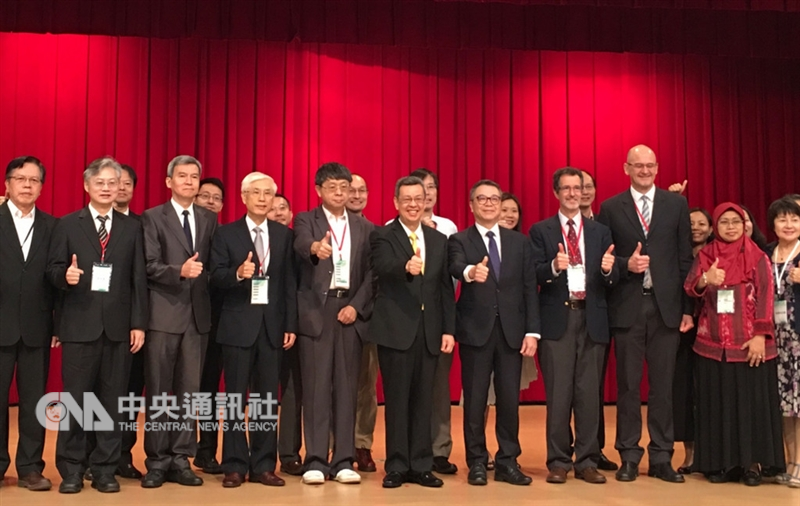 適逢台灣1998年腸病毒71型大流行20週年，國家衛生研究院與衛生福利部疾病管制署28日共同舉辦「腸病毒20年國際研討會」，副總統陳建仁（左6）等人應邀出席。中央社記者張茗喧攝　107年9月28日
