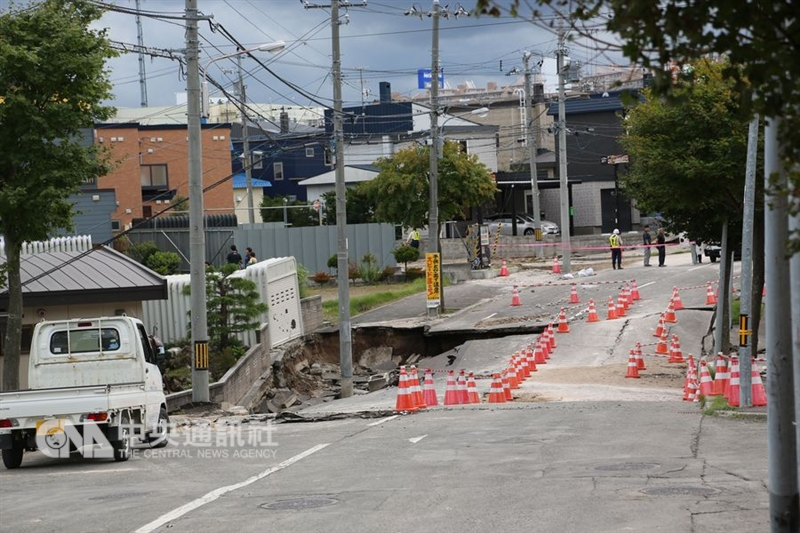 日本北海道6日凌晨觀測到震度7級強震,札幌市清田區土壤液化嚴重。(中央社檔案照片)