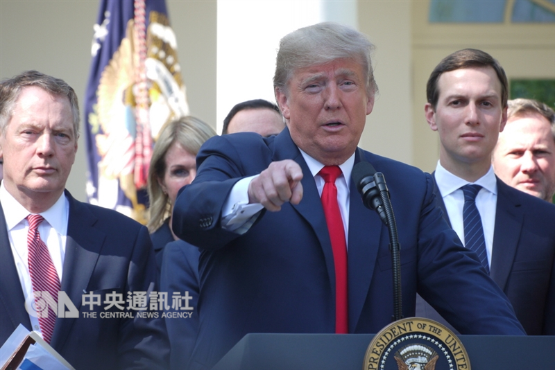 美國總統川普(中)1日表示,USMCA將讓北美重返製造業強大集團,他感謝貿易代表萊特海澤(左)及他的女婿、白宮資深顧問庫許納(右)的努力。中央社記者鄭崇生華盛頓攝107年10月2日
