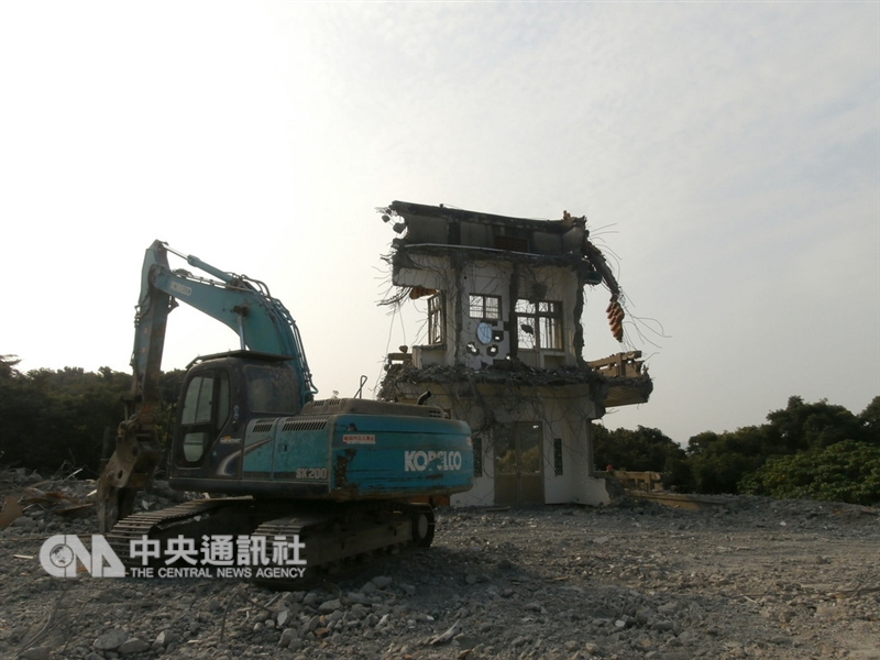 彰化縣二水鄉碧雲禪寺違建拆除工作已進入尾聲,2日將拆除一樓部分,怪手在一樓屋頂進行拆除,二樓部分只剩一面牆,其餘建築已被拆除。中央社記者吳哲豪彰化攝 107年10月2日