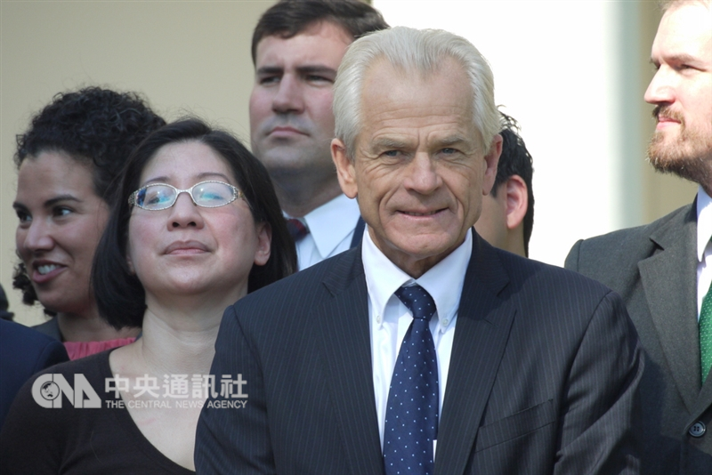 白宮貿易顧問納瓦洛(圖中)1日現身玫瑰花園,為美國總統川普宣布美墨加完成貿易協定談判的活動站台,在貿易、尤其是對中國立場上,納瓦洛被視為鷹派代表人物。中央社記者鄭崇生華盛頓攝107年10月2日