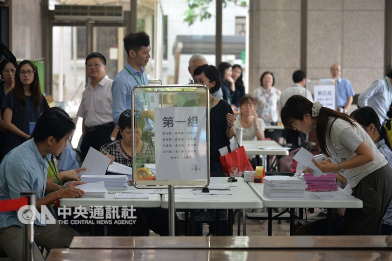 中央選舉委員會2日決議公投案成案，年底將與九合一選舉合併投票。圖為中選會工作人員清點反空污等公投案連署書。（中央社檔案照片）