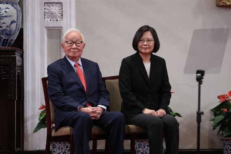 今年亞太經合會（APEC）經濟領袖會議將登場，總統蔡英文（右）3日上午召開記者會宣布，由台積電創辦人張忠謀（左）擔任今年的APEC領袖代表。中央社記者吳翊寧攝107年10月3日