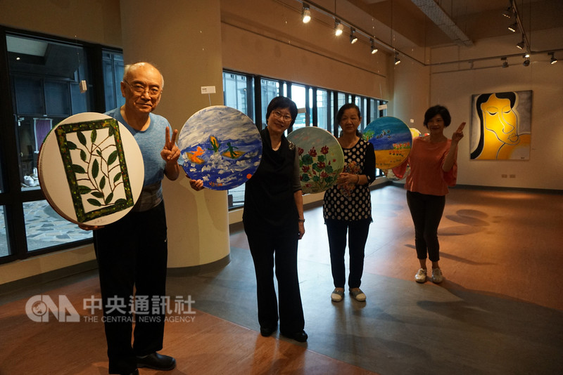 國立台北大學辦理漂木繪畫工作坊，邀請金門旅台漂木畫家楊樹森指導，學員吳治中（左起）、趙惠蘭、陳素英和李淑蘭等人都是首次作畫，從中找回自信。中央社記者黃慧敏攝107年10月3日