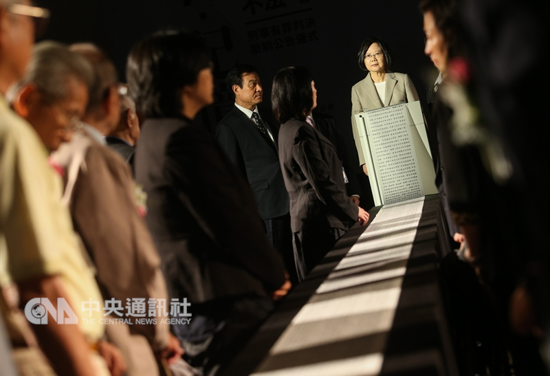 總統蔡英文(後右)5日出席「反省記憶-平復司法不法之第一波刑事有罪判決撤銷公告儀式」,啟動儀式按鈕,讓象徵判決書的紙頁裂碎,代表判決已被撤銷。中央社記者謝佳璋攝107年10月5日