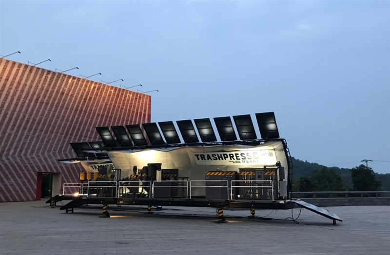 小智研發今年以TRASHPRESSO入圍比斯利年度設計獎「產品」類別，TRASHPRESSO是全世界第一台移動式回收站，打造出自動化，以太陽能板自主發電的工業級垃圾回收站，進一步解決垃圾問題。（圖取自TRASHPRESSO網頁trashpresso.com）