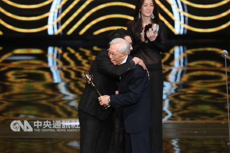 第53屆電視金鐘獎6日晚間在台北國父紀念館頒獎,高齡89歲的資深演員高振鵬(前右)獲頒特別貢獻獎,和引言暨頒獎人屈中恆(前左)擁抱致意。中央社記者吳家昇攝 107年10月6日