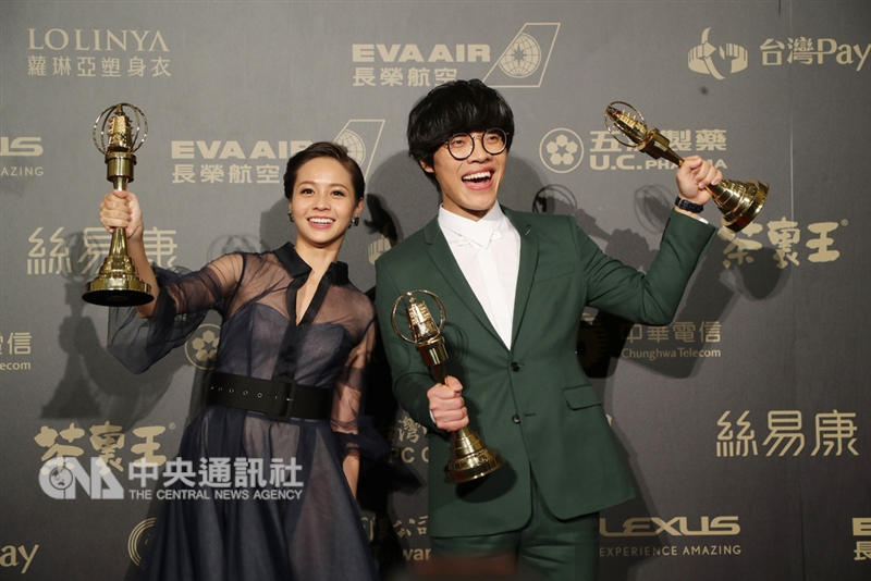 第53屆金鐘獎頒獎典禮6日晚間在台北國父紀念館舉行,藝人盧廣仲(右)一舉封帝,與視后黃姵嘉(左)在後台開心合影。中央社記者張皓安攝 107年10月6日