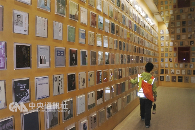 2018年是魯迅在「新青年」雜誌發表小說「狂人日記」100週年。圖為上海魯迅紀念館內,展示魯迅作品各版本書封。(資料照片)中央社記者張淑伶上海攝 107年10月7日