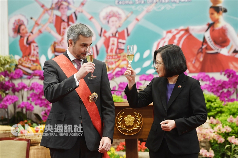 總統蔡英文（右）8日晚間在總統府贈勳並設國宴款待友邦巴拉圭共和國總統阿布鐸（左），雙方舉杯互相致意。中央社記者孫仲達攝107年10月8日