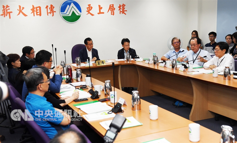行政院環境保護署環評大會8日審查攸關中油第三天然氣接收站是否建置的觀塘環境影響評估案,署長李應元(後右2)主持會議,討論約一小時後表決,決議通過環評。中央社記者施宗暉攝 107年10月8日