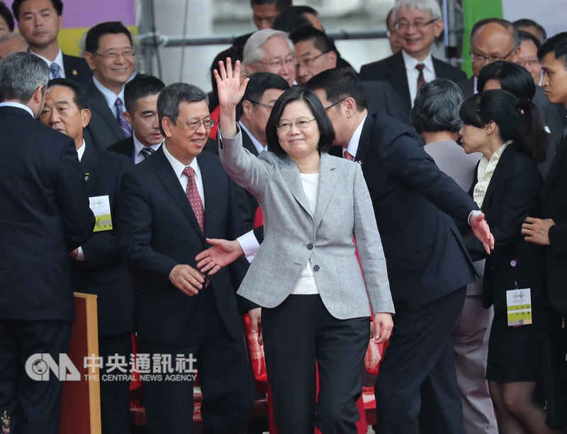 中華民國中樞暨各界慶祝107年國慶大會10日中午圓滿落幕,總統蔡英文(前)在大會結束後,揮手向在場來賓致意。中央社記者張皓安攝 107年10月10日