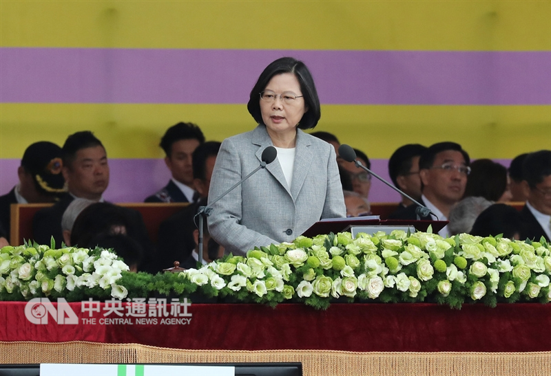 中華民國中樞暨各界慶祝107年國慶大會10日在總統府前舉行,總統蔡英文(中)發表談話指出,中國單方面文攻武嚇與外交打壓,不但傷害兩岸關係,更嚴重挑戰台海和平穩定現狀;越是劇烈變局,台灣就越要維持穩定,以沉著態度化解壓力,冷靜尋找生存利基。中央社記者張皓安攝 107年10月10日