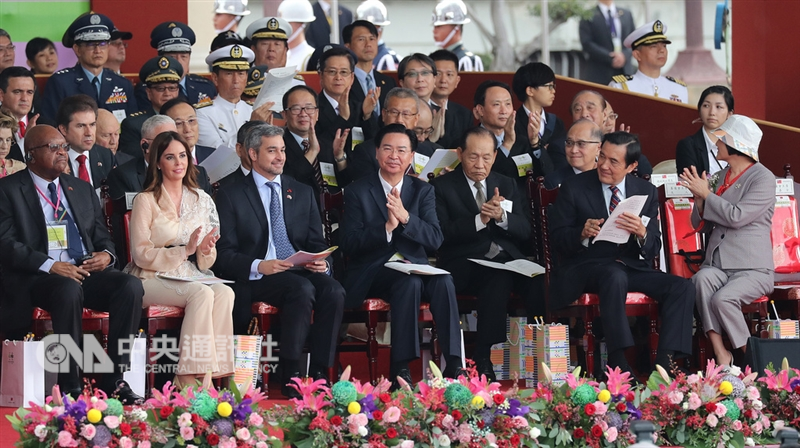 中華民國中樞暨各界慶祝107年國慶大會10日在總統府前舉行,前總統馬英九(前右2)、外交部長吳釗燮(前左4)與友邦巴拉圭共和國總統阿布鐸(Mario Abdo Benitez)(前左3)伉儷等來賓出席同慶。中央社記者張皓安攝 107年10月10日
