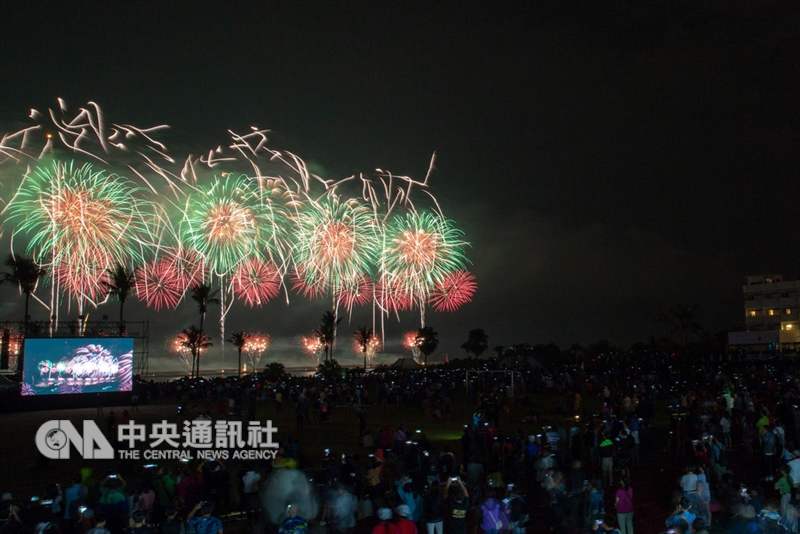 107年國慶焰火10日晚間8時起連續36分鐘在花蓮登場,3萬806發焰火點亮夜空,大批民眾到場齊聚同賞。中央社記者李先鳳攝 107年10月10日