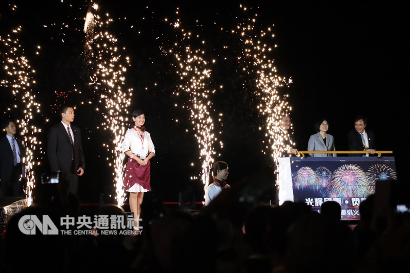 107年國慶焰火在花蓮,10日晚間在花蓮港東堤碼頭施放,總統蔡英文(後右2)出席致詞表示,在花蓮舉辦焰火盛會,藉共同慶祝國家生日的機會,代表對花蓮的重視及東部發展的支持。中央社記者李先鳳攝 107年10月10日
