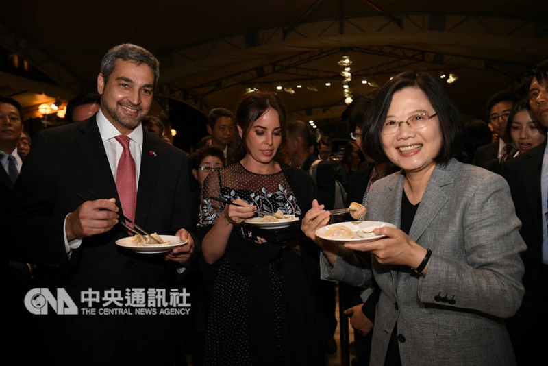 總統蔡英文(前右)10日晚間在台北賓館出席中華民國107年國慶酒會,向友邦巴拉圭總統阿布鐸(前左)推介台灣美食小籠包。中央社記者施宗暉攝 107年10月10日