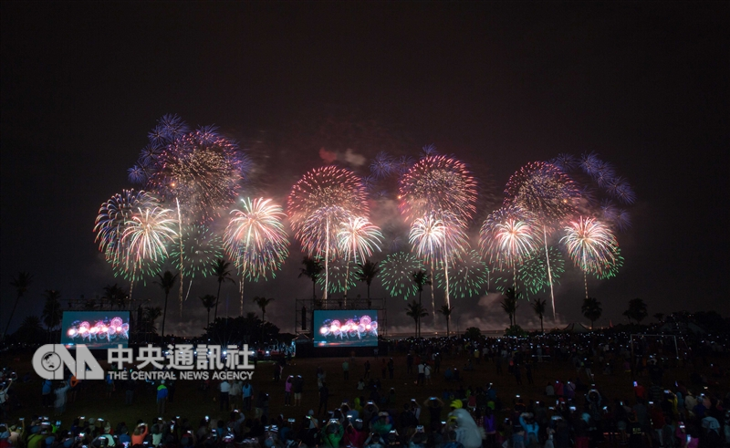 107年國慶焰火移師花蓮施放,主題定為「繽紛雙十、璀璨花蓮」,從10日晚間8時展開,3萬806發焰火搭配音樂持續施放36分鐘,吸引大批民眾到場欣賞、搶拍。 中央社記者李先鳳攝 107年10月10日