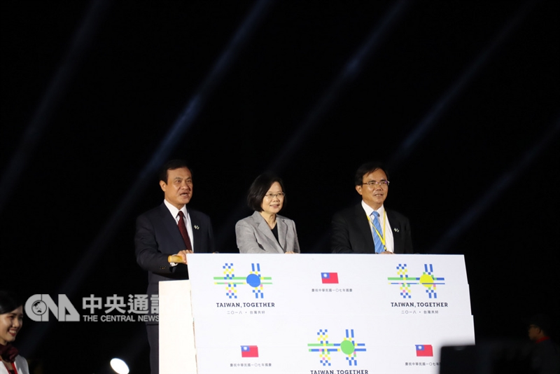 107年國慶焰火在花蓮,10日晚間在花蓮港東堤碼頭施放,總統蔡英文(中)、立法院長蘇嘉全(左)、花蓮縣代理縣長蔡碧仲(右)等人出席觀賞。中央社記者李先鳳攝 107年10月10日