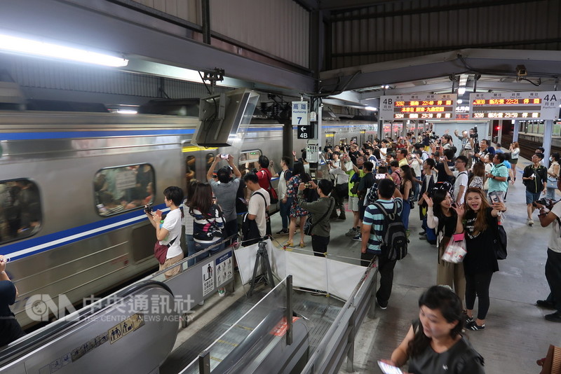 配合高雄鐵路地下化，台鐵在13日晚上切換軌道，14日起地下化行駛。13日晚上有數百名鐵道迷到高雄車站臨時站做最後巡禮，拍照記錄這歷史時刻。中央社記者王淑芬攝 107年10月13日