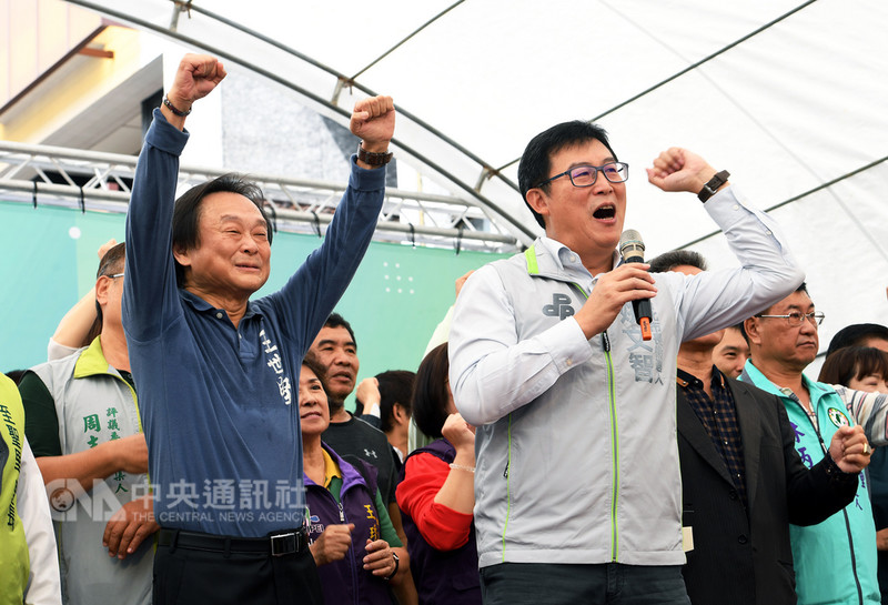 民進黨台北市長參選人姚文智(前右)與市議員王世堅(前左),14日在台北出席「姚文智王世堅聯合競選總部」成立大會,兩人上台與支持的選民一起呼口號加油。中央社記者施宗暉攝 107年10月14日