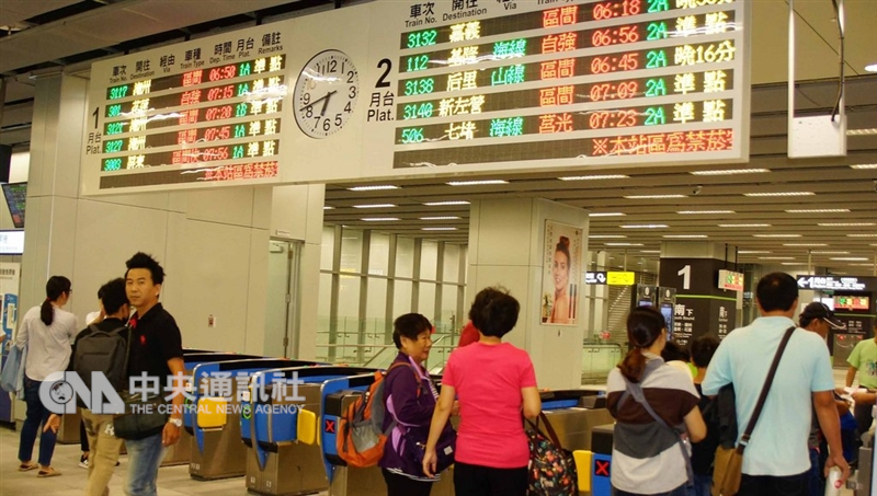 高雄鐵路地下化14日通車,高雄新車站一早吸引大批民眾到新車站搭乘嚐鮮。圖為新車站月台入口。中央社記者程啟峰高雄攝 107年10月14日