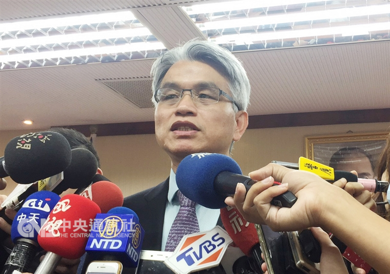 中選會主委陳英鈐(圖)15日表示,選務人員的招募,九合一部分,已招募9成6;公投部分招募5成多,「我們有信心是可以募齊的」。公投票如投錯票匭,仍算有效票。中央社記者李淑華攝 107年10月15日