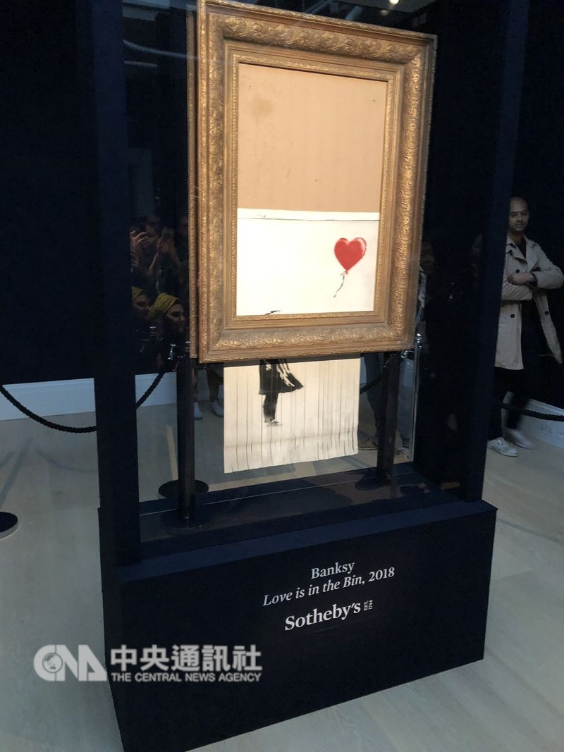 英國知名塗鴉藝術家班克西（Banksy）的畫作「氣球女孩」自毀後改名「在垃圾桶裡的愛」，13、14日開放大眾觀賞。中央社記者戴雅真倫敦攝 107年10月15日