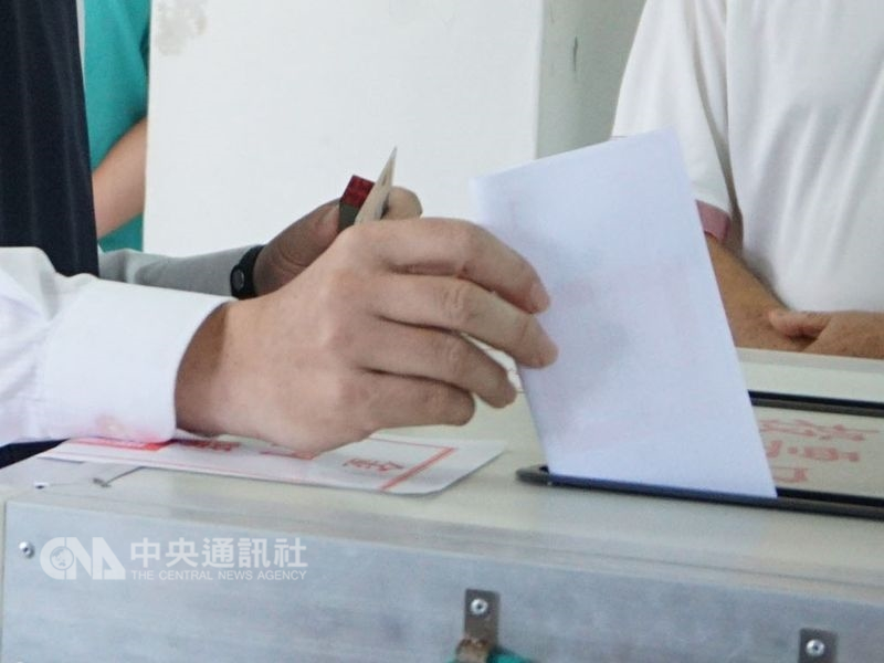中選會主委陳英鈐15日表示,公投票如投錯票匭,仍算有效票。(中央社檔案照片)
